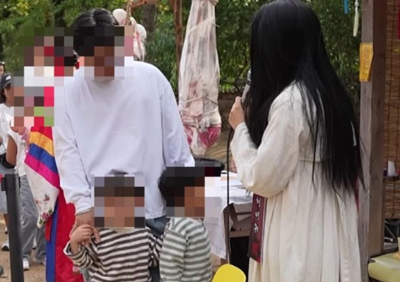 한국민속촌에서 귀신 분장을 하고 아이들을 훈육하는 역할을 한 연기자가 한 아버지로부터 뜻밖의 감사 메시지를 받았다. '어둑시니' 역할을 한 배우 A씨와 A씨가 받은 문자 메시지. [사진=A씨 인스타그램]