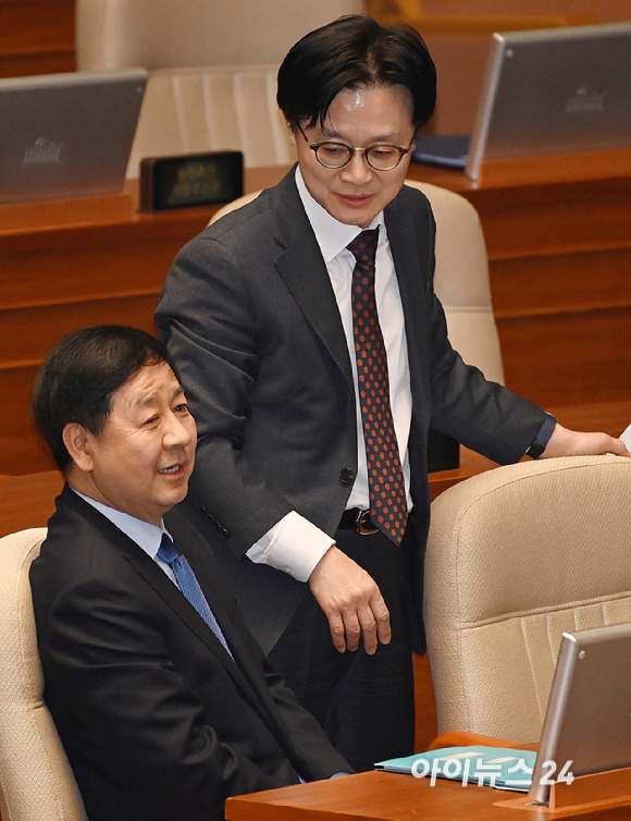 구윤철 경제부총리 겸 재정경제부 장관과 김정관 산업통상부 장관이 12일 서울 여의도 국회에서 열린 본회의에서 대화를 나누고 있다. [사진=곽영래 기자]