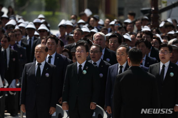 황우여(왼쪽부터) 국민의힘 비상대책위원장, 이재명 더불어민주당 대표, 추경호 원내대표, 박찬대 원내대표 등 참석 의원들이 18일 광주 북구 국립5·18민주묘지에서 열린 제44주년 5·18민주화운동 기념식에서 애국가를 부르고 있다. [사진=뉴시스]