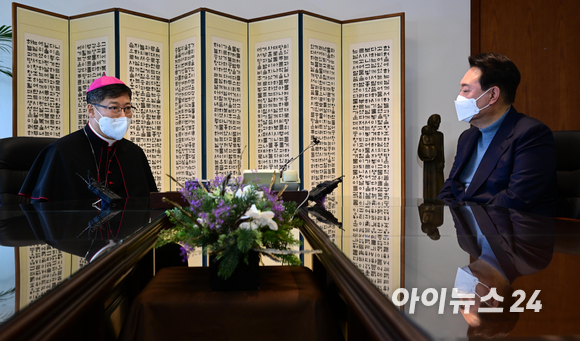 윤석열 대통령 당선인과 서울대교구장 정순택 대주교가 30일 오전 서울 중구 천주교 서울대교구청에서 차담회를 가지고 있다. [사진=인수위사진기자단]