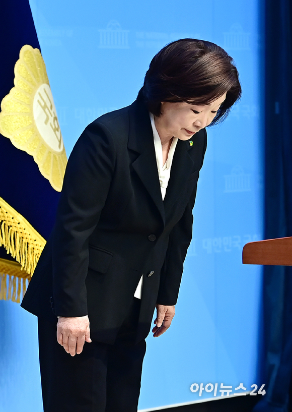 심상정 녹색정의당 공동선대위원장이 11일 오전 서울 여의도 국회 소통관에서 22대 총선 결과 관련 입장발표 기자회견을 마친 뒤 이은주 전 의원과 포옹을 하고 있다. [사진=곽영래 기자]