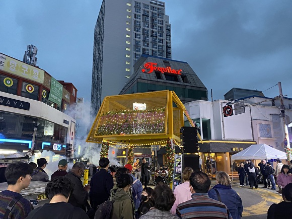 지난 24-25일 개최된 구시청 나이트 페스티벌에서 사람들이 공연을 관람하고 있다. [사진=광주 동구]