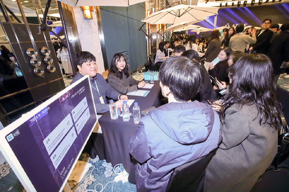 21일 서울 송파구 소피텔 앰배서더 서울 KT 에이블스쿨 잡페어 현장에서 에이블스쿨 6기 교육생들이 취업 정보를 얻고 있는 모습 [사진=KT]