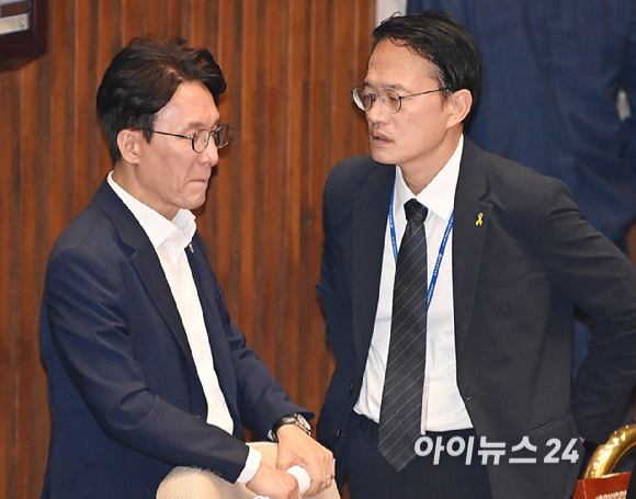 더불어민주당 김민석 당 대표 후보가 21일 서울 여의도 국회에서 열린 본회의에서 동료 의원들과 대화를 하고 있다. [사진=곽영래 기자]