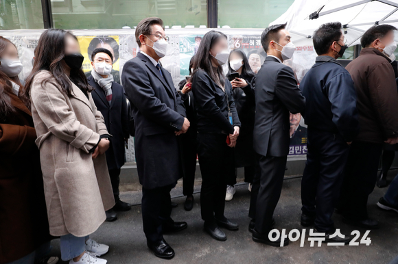 이재명 더불어민주당 대선 후보가 4일 서울 중구 소공동 주민센터에서 제20대 대통령선거 사전투표를 하기 위해 줄을 서고 있다. [사진=국회사진취재단]