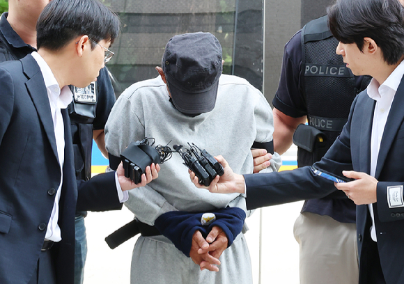 인천 대형 상업시설에서 흉기를 휘둘러 8명을 다치게 한 50대 남성 A씨가 16일 인천 미추홀구 인천지방법원에서 열린 구속 전 피의자심문(영장실질심사)에 출석하고 있다. [사진=연합뉴스]