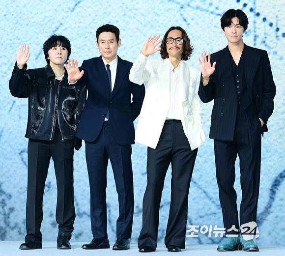 (왼쪽부터)변성현 감독-배우 설경구-류승범-홍경이 14일 오전 서울 동대문구 JW메리어트 동대문에서 열린 넷플릭스 영화 '굿뉴스' (감독 변성현) 제작보고회에 참석하고 있다. [사진=정소희 기자]