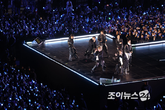 방탄소년단(BTS)이 21일 오후 서울 광화문 광장에서 정규 5집 '아리랑(ARIRANG)' 앨범 발매를 기념해 컴백 무대를 선보이고 있다. [사진=사진공동취재단]