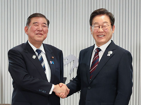 도널드 트럼프 미국 대통령이 러시아가 우크라이나 수도 키이우에 대대적으로 공습을 가하자, 이를 규탄하며 추가 공세 중단을 요구했다. [사진=AP/연합뉴스]