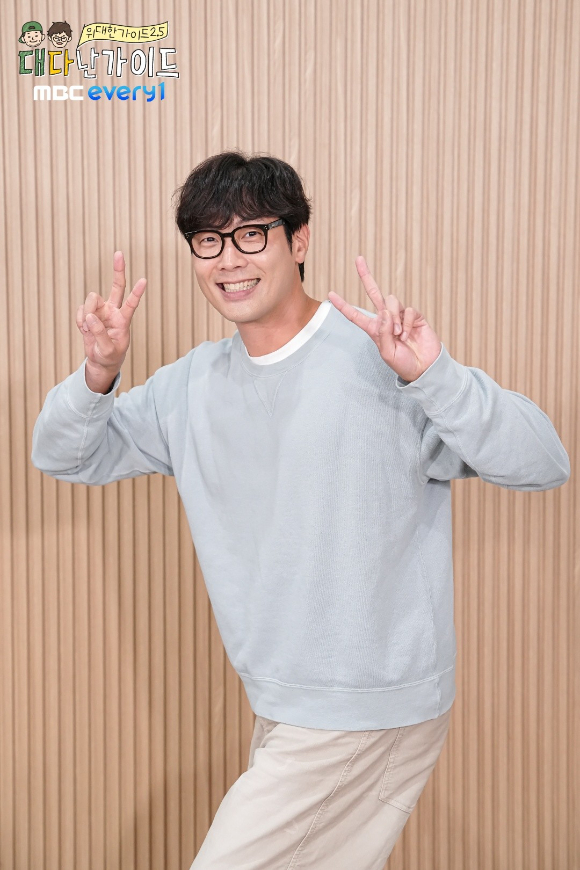 '위대한 가이드2.5-대다난 가이드' 제작발표회에서 박명수, 김대호, 최다니엘, 이무진, 전소민, 효정(오마이걸)이 포토타임을 갖고 있다. [사진=MBC에브리원 ]