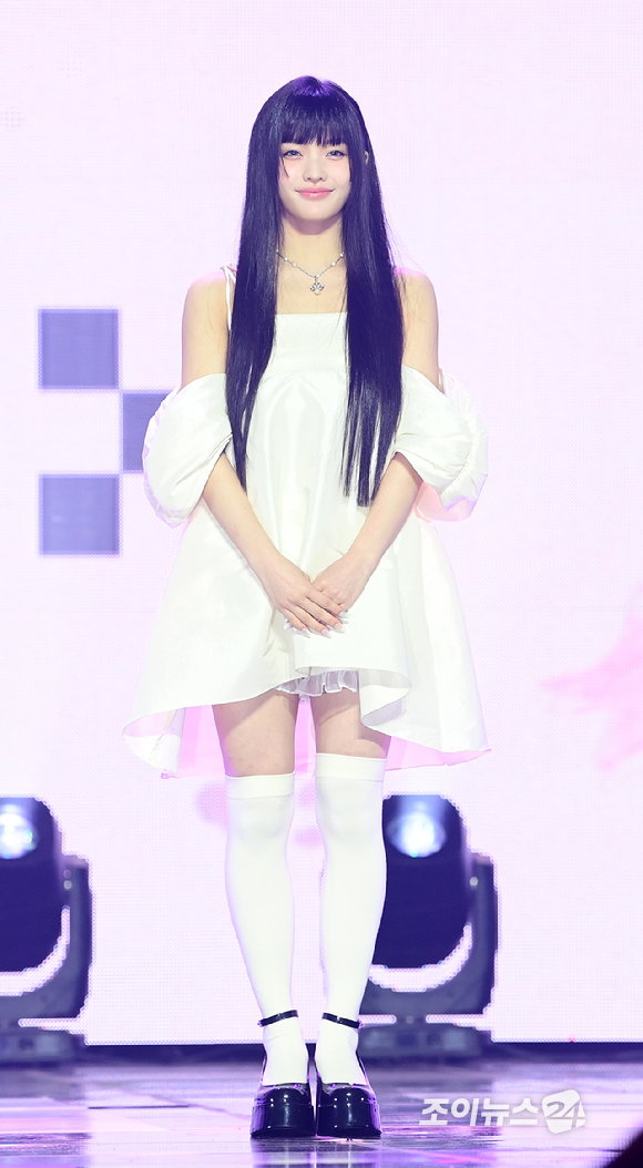 그룹 아일릿 이로하가 25일 서울 용산구 블루스퀘어 마스터카드홀에서 열린 아일릿(ILLIT) 미니 1집 'SUPER REAL ME' 발매 기념 데뷔 쇼케이스에 참석하고 있다. [사진=정소희 기자]