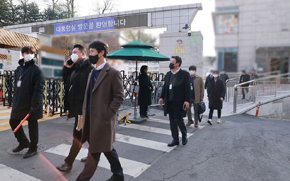 '12&middot;3 비상계엄 사태' 수사를 위해 대통령실 압수수색에 나선 경찰 국가수사본부(국수본) 관계자들이 11일 서울 용산 대통령실 민원실에서 나오고 있다. 2024.12.11 [사진=연합뉴스]