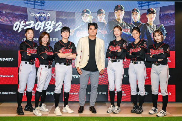 9일 오후 서울 여의도의 한 카페에서 열린 채널A 스포츠 예능 '야구여왕2' 제작발표회에서 추신수 감독과 김온아, 송아, 아야카, 장수영, 주수진, 박하얀이 포토타임을 갖고 있다. [사진=채널A]