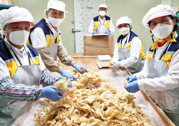 의성시니어클럽 '실버유통사업단'의 보건복지부 노인 일자리 시장형 사업단 참여자들이 근무하는 모습. [사진=홈플러스]