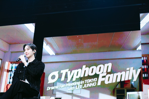 가수 겸 배우 이준호가 'Typhoon Family Drama Fan Meeting with LEE JUNHO('태풍상사' 드라마 팬미팅 위드 이준호)'에서 팬들을 만나고 있다. [사진=O3 Collective]
