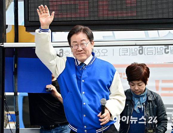 이재명 더불어민주당 상임공동선거대책위원장이 지난 8일 오후 서울 종로구 동묘역 앞에서 곽상언 종로 후보의 지지를 호소하고 있다. [사진=곽영래 기자]