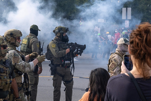 4일(현지시간) 미국 시카고에서 열린 이민 단속 반발 시위 도중 최루탄이 사용된 모습 [사진=AFP/연합뉴스]