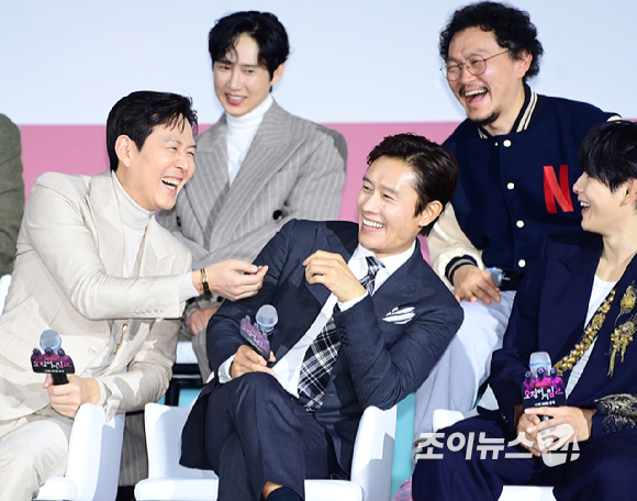 배우 이정재와 이병헌이 9일 오전 서울 중구 동대문디자인플라자에서 열린 넷플릭스 시리즈 '오징어 게임' 시즌2 제작발표회에 참석하고 있다. [사진=정소희 기자]
