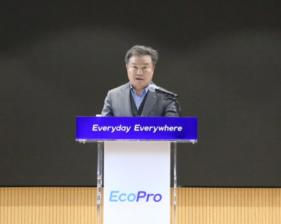 이동채 에코프로 창업주가 2일 청주 본사에서 개최한 에코프로 그룹 시무식에서 신년사를 발표하고 있다. [사진=에코프로]