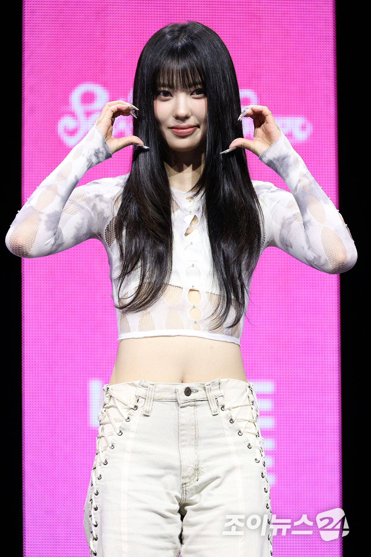 그룹 이즈나 코코가 8일 오후 서울 용산구 한남동 블루스퀘어에서 열린 세 번째 미니앨범 '세트 더 템포'(SET THE TEMPO) 발매 기념 쇼케이스에 참석해 포즈를 취하고 있다. [사진=문수지 기자]