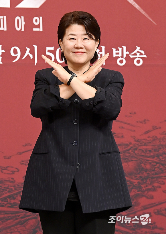 배우 이정은이 7일 서울 목동 SBS에서 열린 '닥터X : 하얀 마피아의 시대' 제작발표회에서 포즈를 취하고 있다. [사진=곽영래 기자]