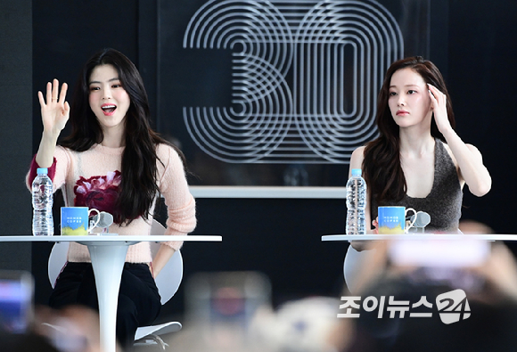 배우 한소희와 전종서가 18일 부산광역시 해운대구 우동 영화의 전당에서 열린 제30회 부산국제영화제(BIFF) 오픈 토크 '프로젝트 Y' 행사에 참석하고 있다. [사진=정소희 기자]