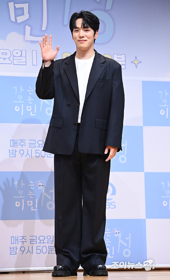 배우 김정현이 16일 서울 여의도 KBS 아트홀에서 열린 KBS 2TV 신규 예능 '가는정 오는정 이민정' 제작발표회에서 포토타임을 갖고 있다. [사진=곽영래 기자]