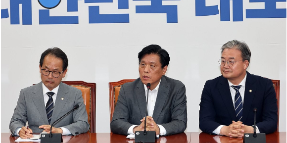 더불어민주당 조승래 사무총장(가운데)이 6일 국회에서 호남 지역 재보선에 임문영&middot;김의겸&middot;박지원 전략공천과 제주 서귀포에 김성범, 대구 달성에 박형룡 보선 공천 결과와 관련한 질문에 답하고 있다. 왼쪽은 강준현 수석대변인. 오른쪽은 이연희 전략기획위원장. [사진=연합뉴스]