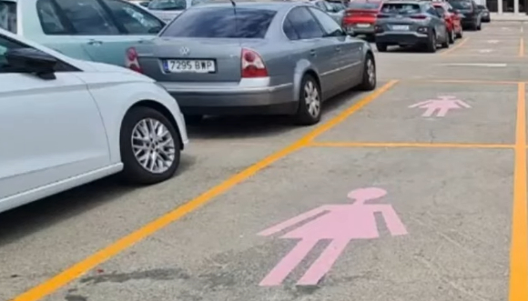 스페인의 한 도시에 새롭게 조성된 '여성 전용 주차 공간'이 시행 일주일 만에 훼손되며 성차별 논란이 일었다. 사진은 해당 주차 공간. [사진=유튜브 @El Toro TV]