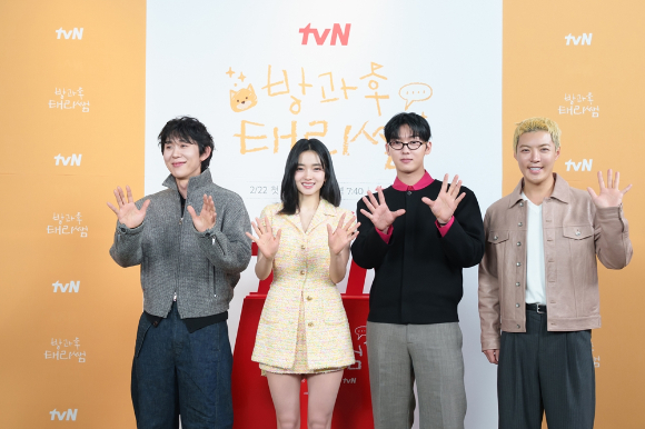 김태리, 최현욱, 강남, 코드 쿤스트, 박지예 PD, 황슬우 PD가 20일 열린 tvN '방과후 태리쌤' 온라인 제작발표회에서 포즈를 취하고 있다. [사진=tvN]