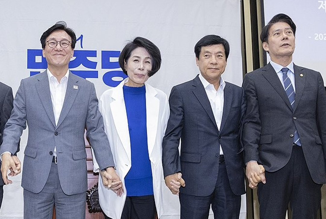 더불어민주당 김민석 대표와 국민의힘 장동혁 대표가 3일 국회 본청 앞에서 22대 국회 후반기 정기국회 개원 기념 사진을 촬영 시작을 기다리고 있다. [사진=연합뉴스]