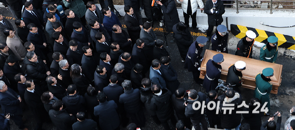 베트남 출장 중 별세한 고(故) 이해찬 전 총리의 운구 차량이 27일 서울 종로구 서울대병원 장례식장에 도착해 운구되고 있다. [사진=곽영래 기자]