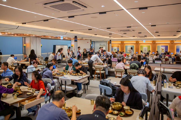 인천국제공항 내 아워홈 컨세션 매장 전경. [사진=아워홈]
