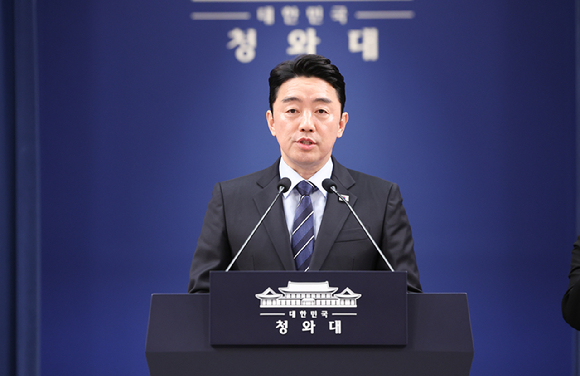 강훈식 대통령비서실장이 19일 청와대 기자회견장에서 이재명 대통령의 국회 특별감찰관 임명 절차 개시 재요청 관련 브리핑을 하고 있다. 2026.4.19 [청와대통신사진기자단] [사진=연합뉴스]