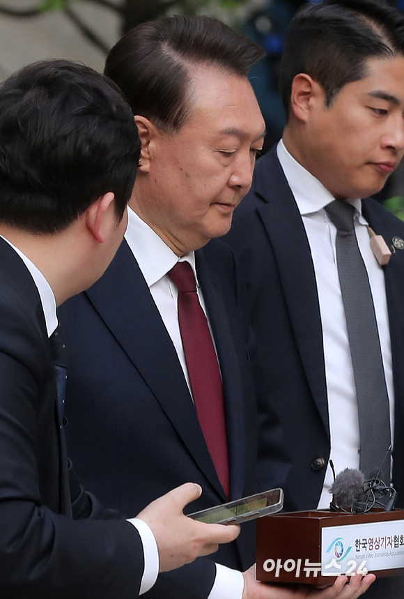 윤석열 전 대통령이 12일 서울 서초구 중앙지방법원에서 열린 내란 우두머리 혐의, 직권남용 권리행사방해 혐의 사건 3차 공판을 마치고 나오고 있다. [사진=사진공동취재단]