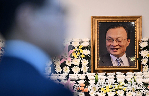 27일 오전 서울 종로구 서울대학교병원 장례식장에 마련된 故 이해찬 전 국무총리의 빈소에서 한 시민이 조문하고 있다. [사진=사진공동취재단]