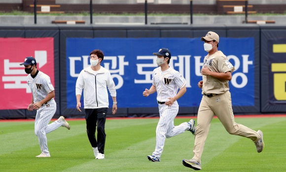 지난해(2021년) 8월 30일 수원 케이티위즈파크에서 열린 '2022 KBO 신인 드래프트 트라이아웃' 당시 참가자들이 테스트를 받기 전 그라운드에서 달리기로 몸을 풀고 있다. [사진=뉴시스]