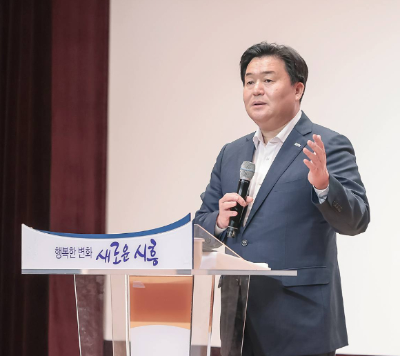 임병택 경기 시흥시장이 2일 시청 늠내홀에서 기자회견을 열고 이재명 정부와의 정책 공조를 전면에 내세우며 3선 도전을 공식 선언하고 있다. [사진=SNS]