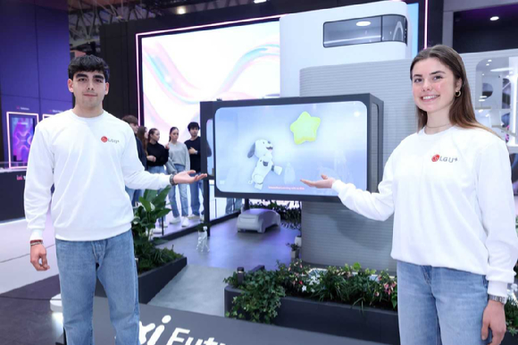 LG유플러스 모델이 익시퓨처빌리지를 소개하는 모습. [사진=LGU+]