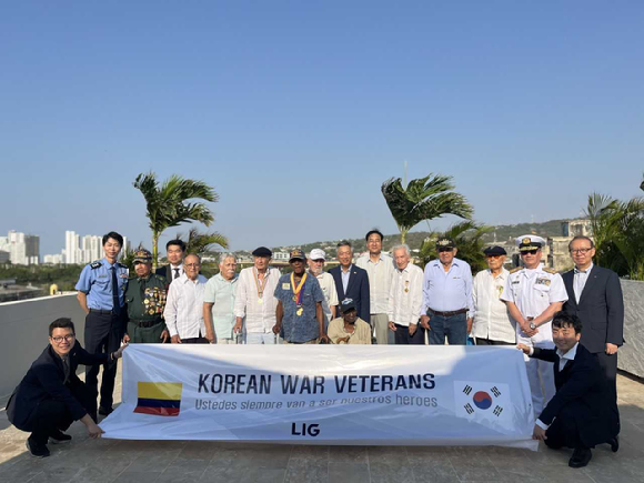 한국전 참전 콜롬비아 용사' 초청 행사에 참여한 관계자들이 기념 사진을 찍고 있다. [사진=LIG넥스원]