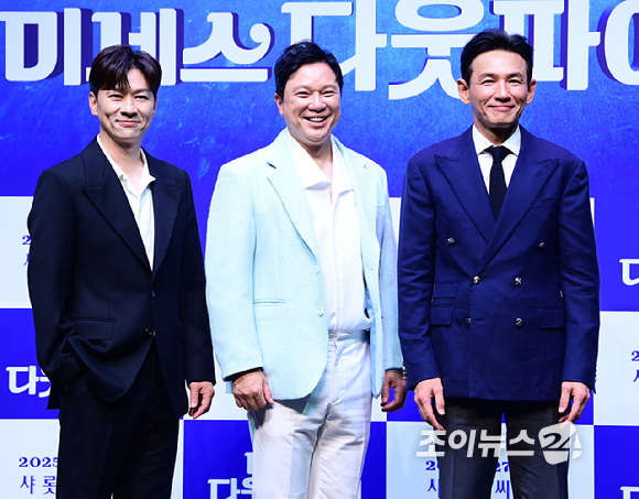 배우 정상훈-정성화-황정민이 2일 오후 서울 서대문구 이화여자대학교 삼성홀에서 열린 뮤지컬 '미세스 다웃파이어' 제작발표회에 참석하고 있다. [사진=정소희 기자]