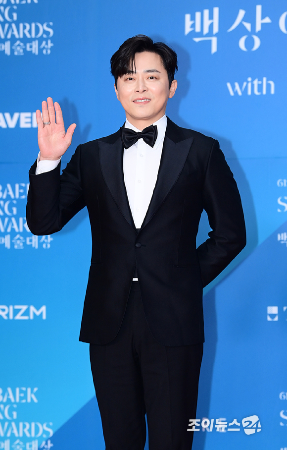 배우 조정석이 5일 오후 서울 삼성동 코엑스에서 열린 제61회 백상예술대상 시상식 레드카펫 행사에 참석하고 있다. [사진=정소희 기자]