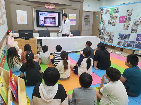 김천시보건소가 아동을 대상으로 충치 예방을 위한 맞춤형 구강 건강관리 서비스를 펼치고 있다, [사진=김천시청]