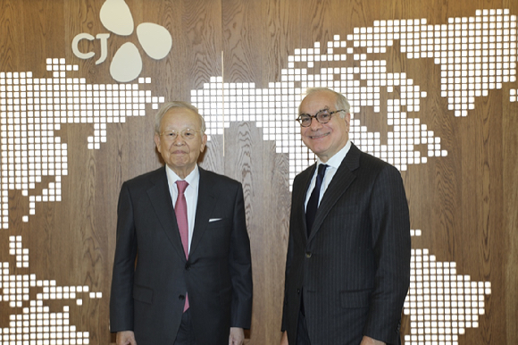 손경식 한국경영자총협회 회장(왼쪽)과 우고 아스투토 주한EU대사