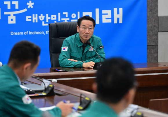 유정복 인천광역시장이 5일 시청 재난안전대책본부에서 열린 서구 청라동 아파트지하주차장 화재 지방대책본부회의를 주재하고 있다. [사진=인천시]