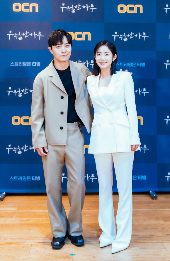 배우 진구, 임화영이 11일 온라인으로 진행된 OCN 새 드라마 '우월한 하루' 제작발표회에 참석해 포즈를 취하고 있다. [사진=OCN]