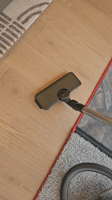 행사장 내부에 전시된 밀레 가드 청소기 신제품 S1(왼쪽부터), M1, L1 [사진=설재윤 기자]