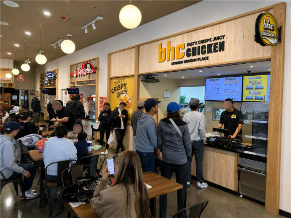 KFC가 팝업스토어에서 운영중인 소스바. [사진=KFC]