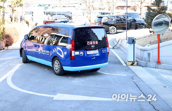 18일 서울 종로구 헌법재판소에서 윤석열 대통령 탄핵심판 9차 변론기일이 열린 가운데 윤 대통령이 탑승한 것으로 추정되는 호송 차량이 헌재를 나서고 있다. [사진=사진공동취재단]