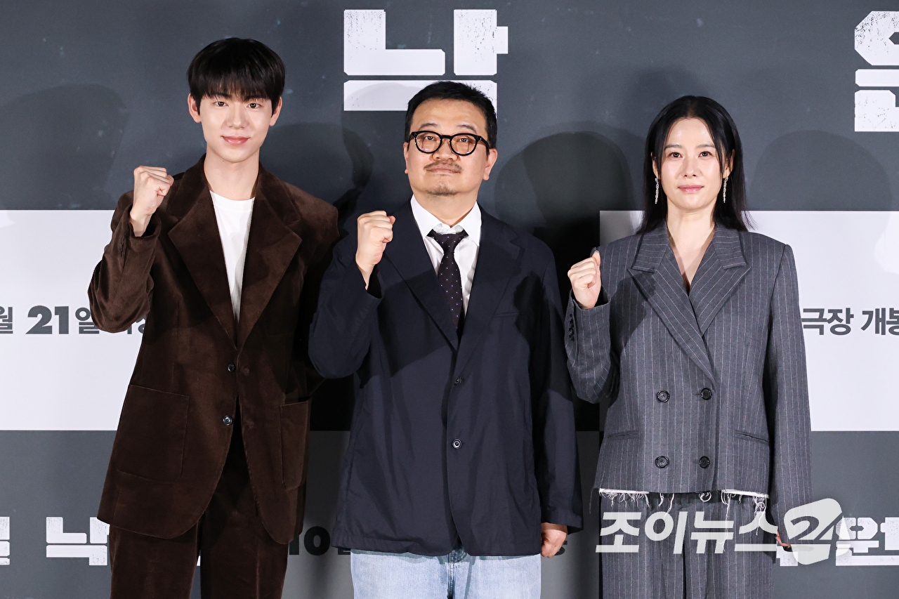 배우 배현성, 연상호 감독, 배우 김현주가 18일 오전 서울 용산구 CGV용산아이파크몰점에서 진행된 영화 '실낙원'(감독 연상호) 제작보고회에 참석해 포즈를 취하고 있다. [사진=문수지 기자]